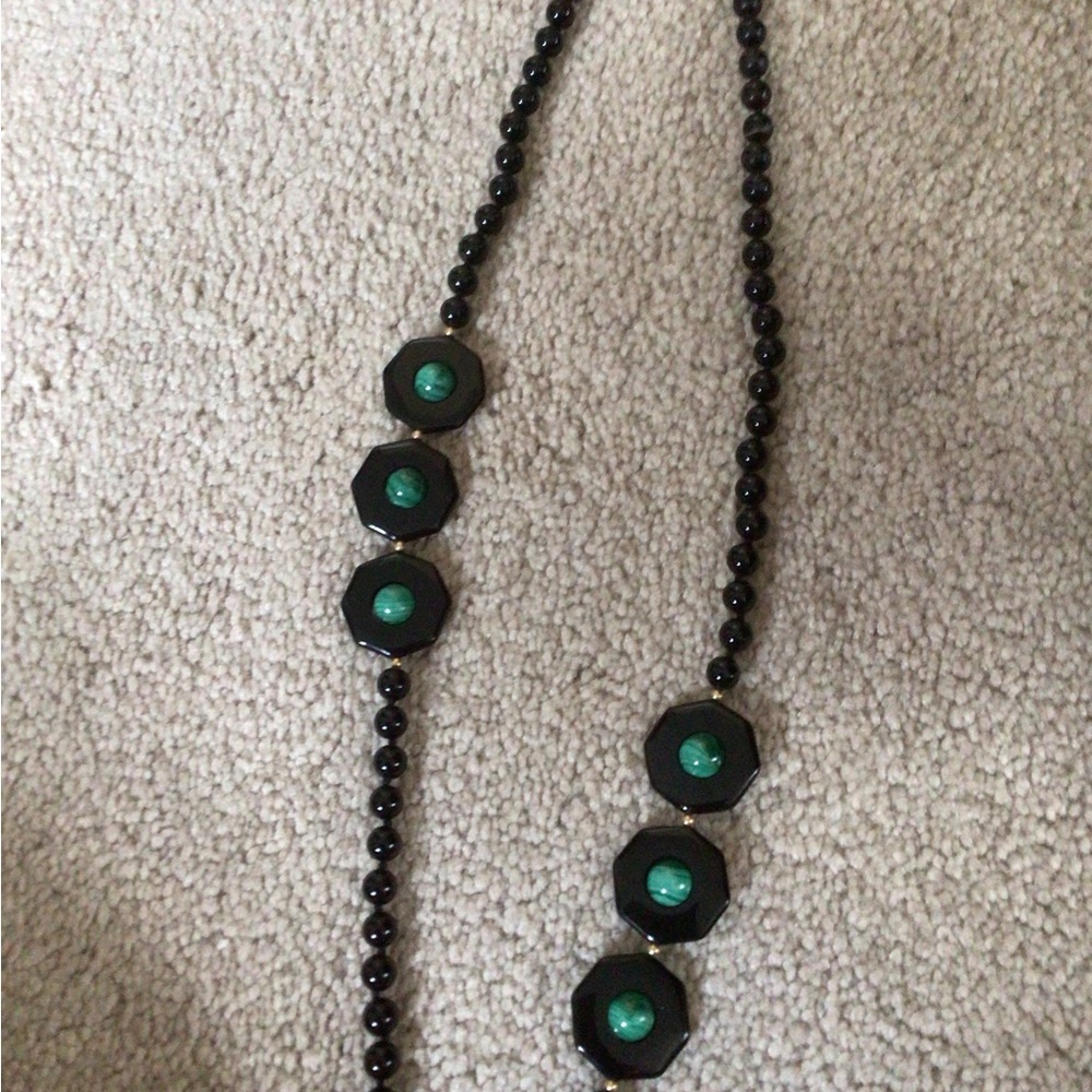 VINTAGE DECO MALACHITE AND ONYX NECKLACE - Picture 8 of 12